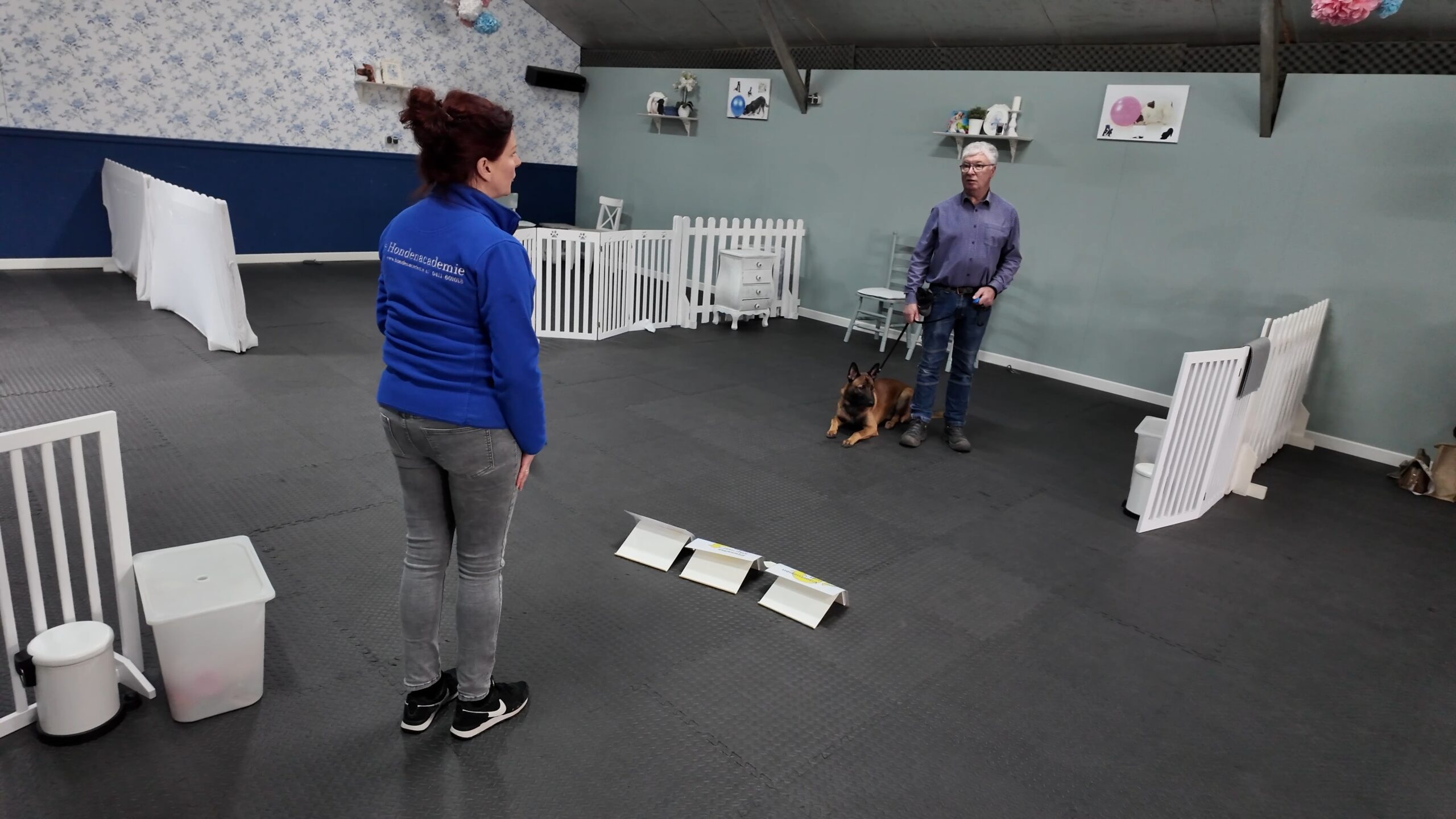 Claudia van der ham geeft instructies